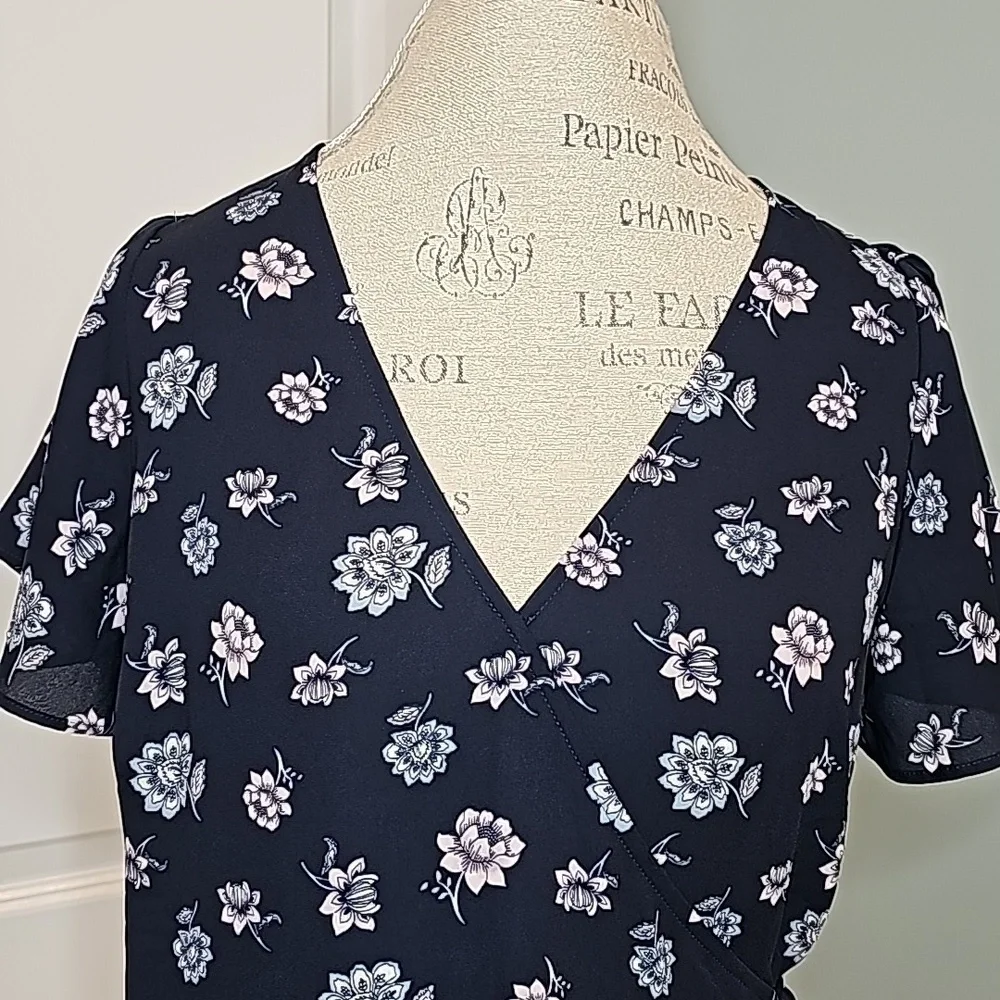 Ann Taylor LOFT Navy And Pink Floral V-Neck Blouse Top - Size Medium - Picture 3 of 7